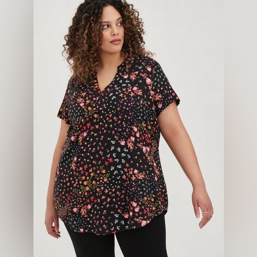 TORRIDโHarper Pullover Black Floral Blouse Plus Size 1 Rayon